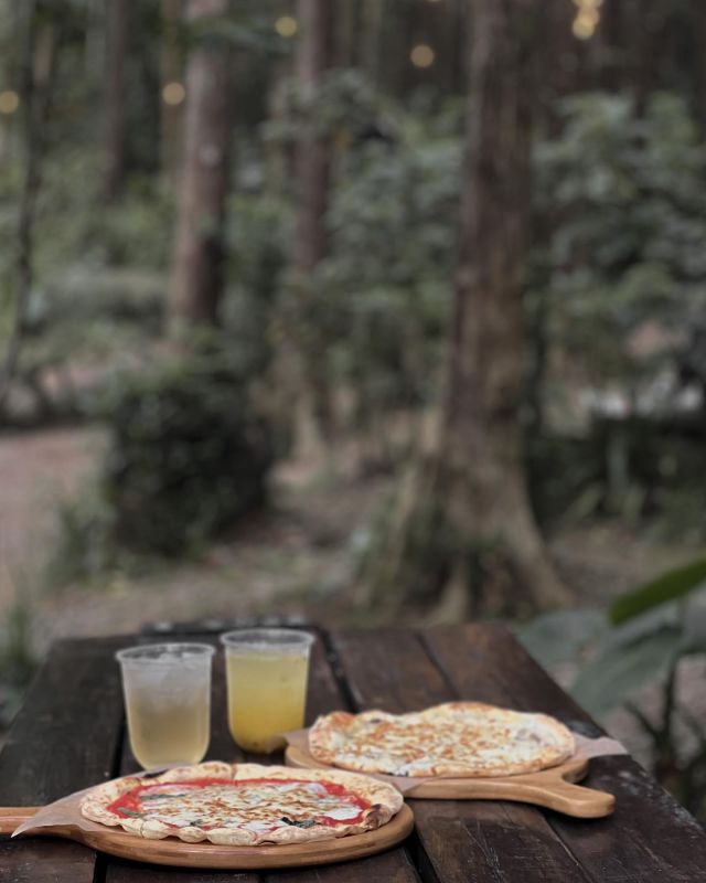 在森林吃Pizza🍕看起來很夢幻 
天氣涼的話
Pizza一下就冷掉了😂 

但這裡很可愛🤍 
#森窯 #新竹餐廳 #新竹美食 #新竹景點 #popyummy #poptour_mag