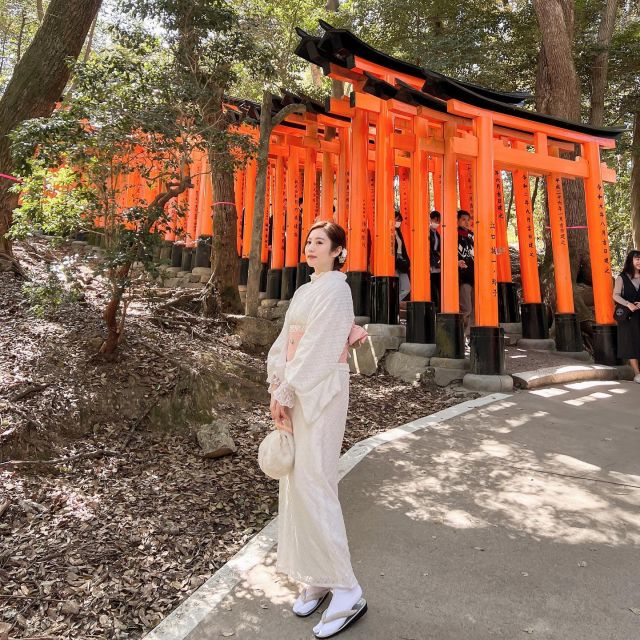 京都Kyoto 🇯🇵 
終於穿到現在日本妹子流行的蕾絲和服了！ 
上一次穿和服選紅色 
這次走素雅路線 
找到四条站附近的店家來穿 
服務很貼心 而且很溫柔～ 

#京都 #kyoto #京都和服推薦 #kyototrip #伏見稲荷大社